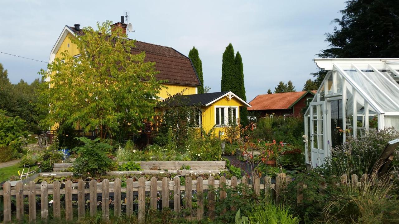Bed and Breakfast Perenner Pa Bakgarden Motala Exterior foto
